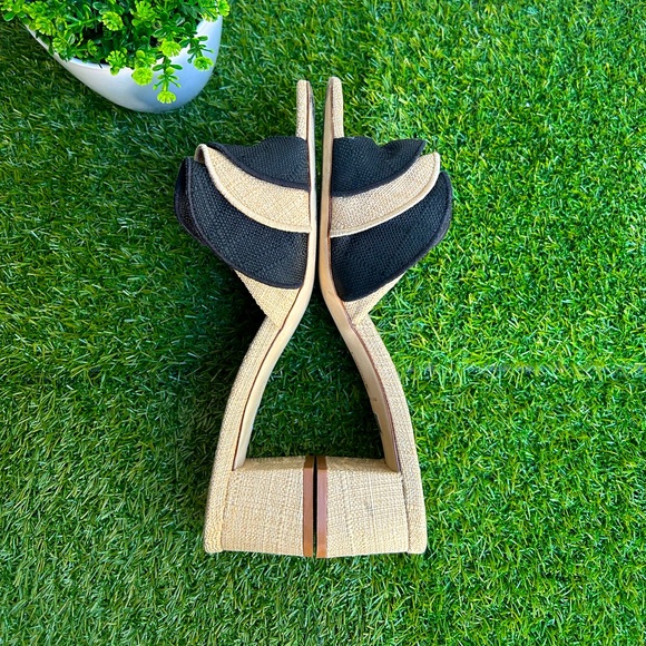 LARROUDÉ
Raffia
Brigitte Ruffle Mule In Beige and Black
$315
Women size 11 - Picture 14 of 17